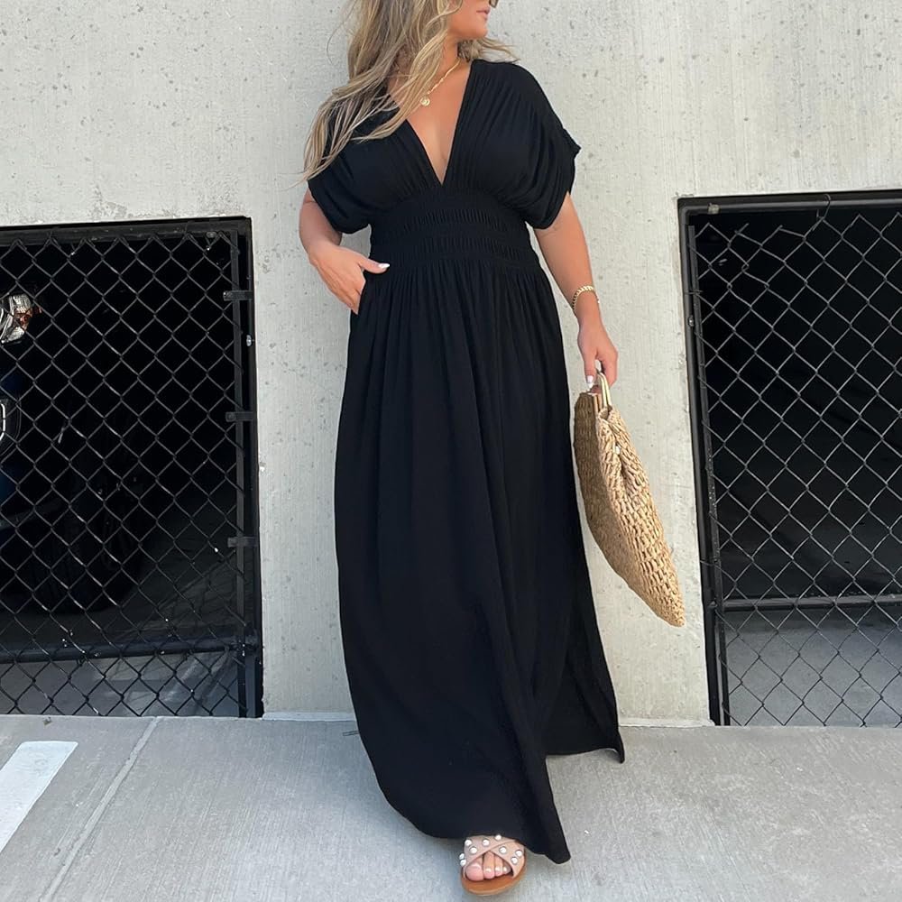  robe longue noire présente un col en V plongeant et une taille smockée.