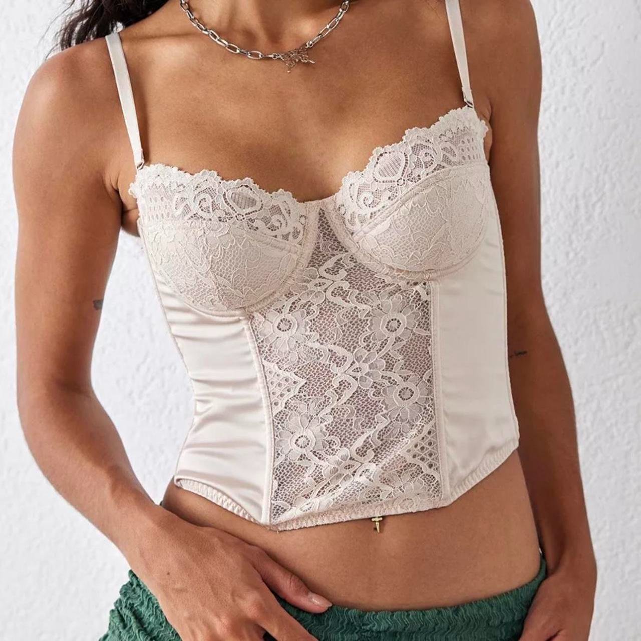 Un corset satin en dentelle crème  