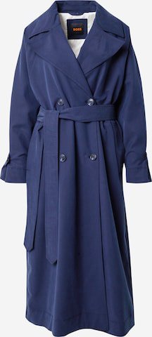 Un trench-coat bleu marine de style classique, idéal comme vêtement de mi-saison pour compléter une tenue professionnelle ou décontractée. 
