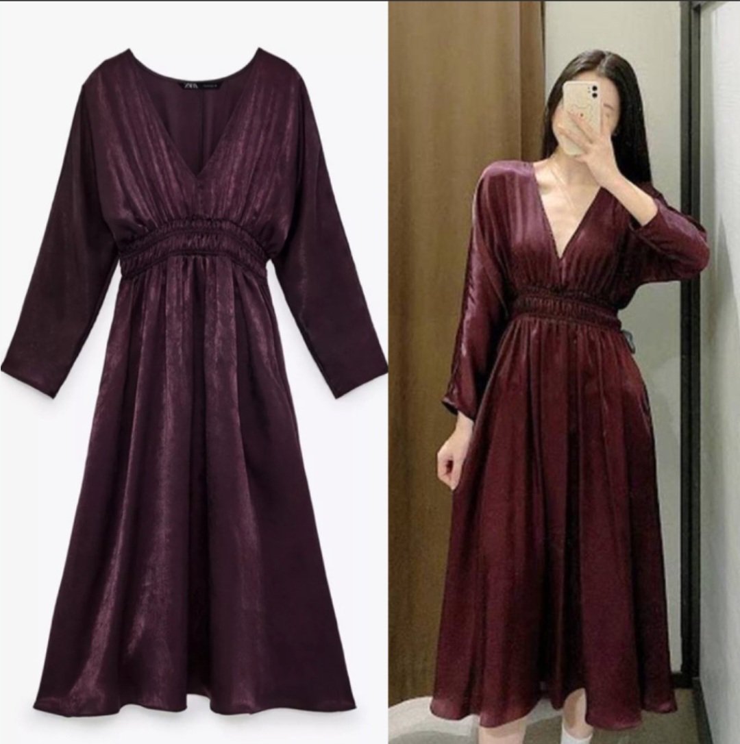 Une robe midi en satin de couleur violet aubergine, dotée d'un décolleté en V et d'une taille élastique 