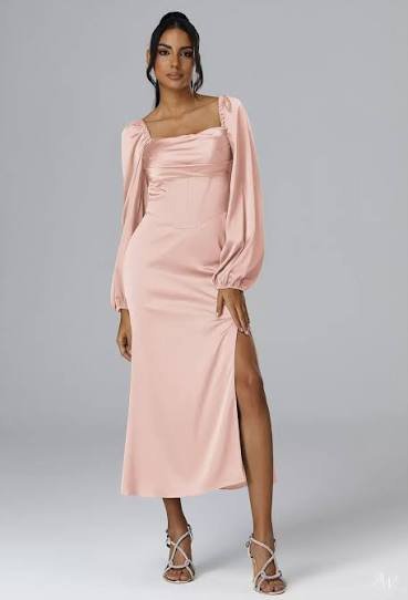 Une robe midi rose à manches longues dotée d'un col carré et d'une fente élégante sur le devant