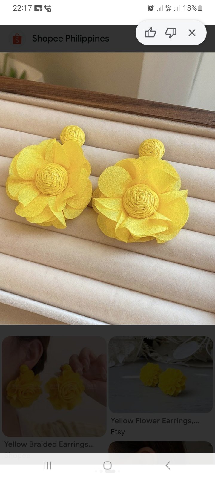Boucles d'oreilles fantaisie en forme de fleur jaune sont fabriquées en tissu léger, idéal pour un look estival.