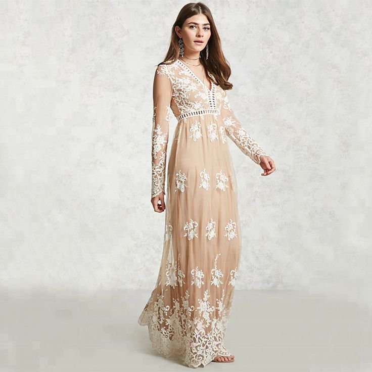  une robe longue en maille brodée de fleurs de couleur crème et beige de la marque Forever 21.
