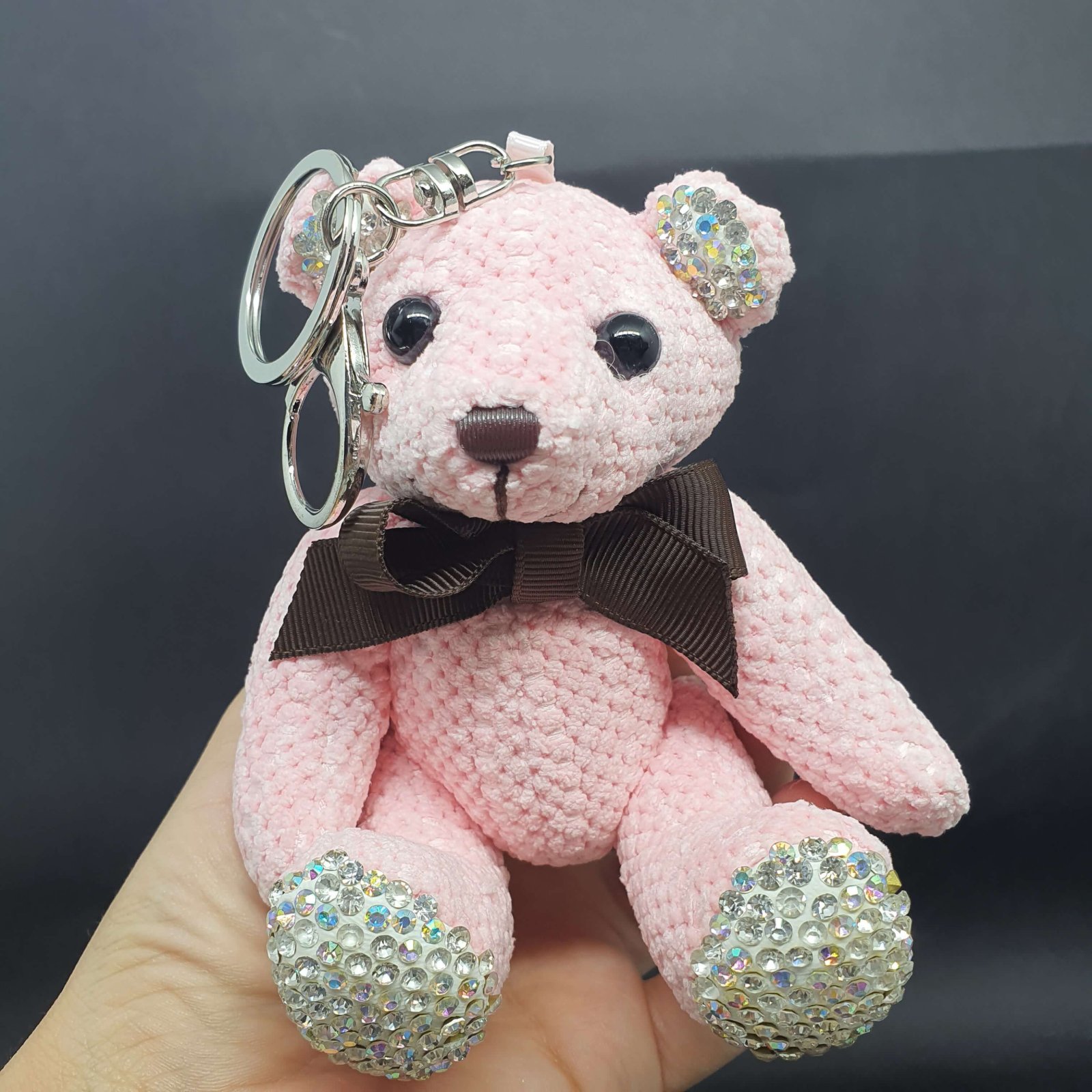 Porte-clés d'ours en peluche rose, doux, avec des accents de strass sur les oreilles et les pieds. 