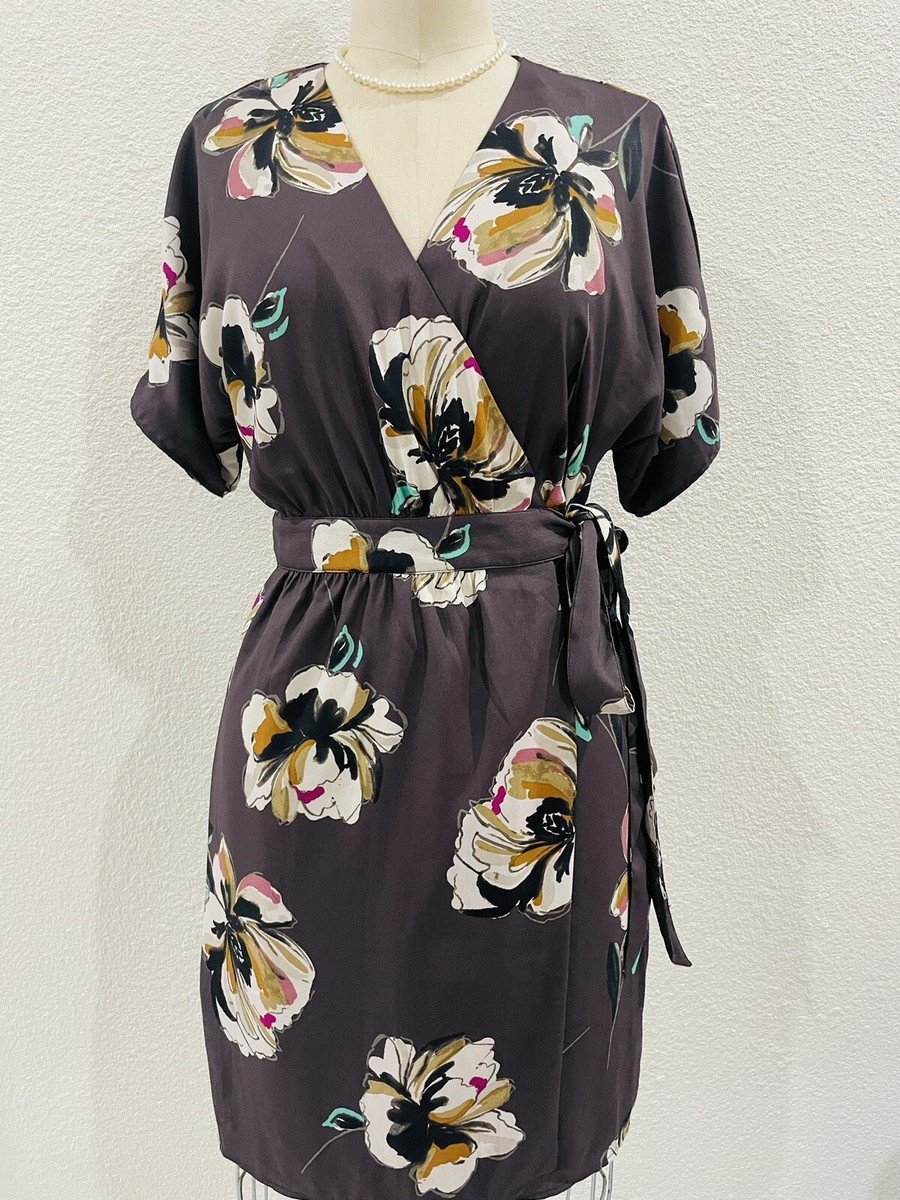 Une robe portefeuille à motif floral de la marque Ann Taylor tlabess 36/38