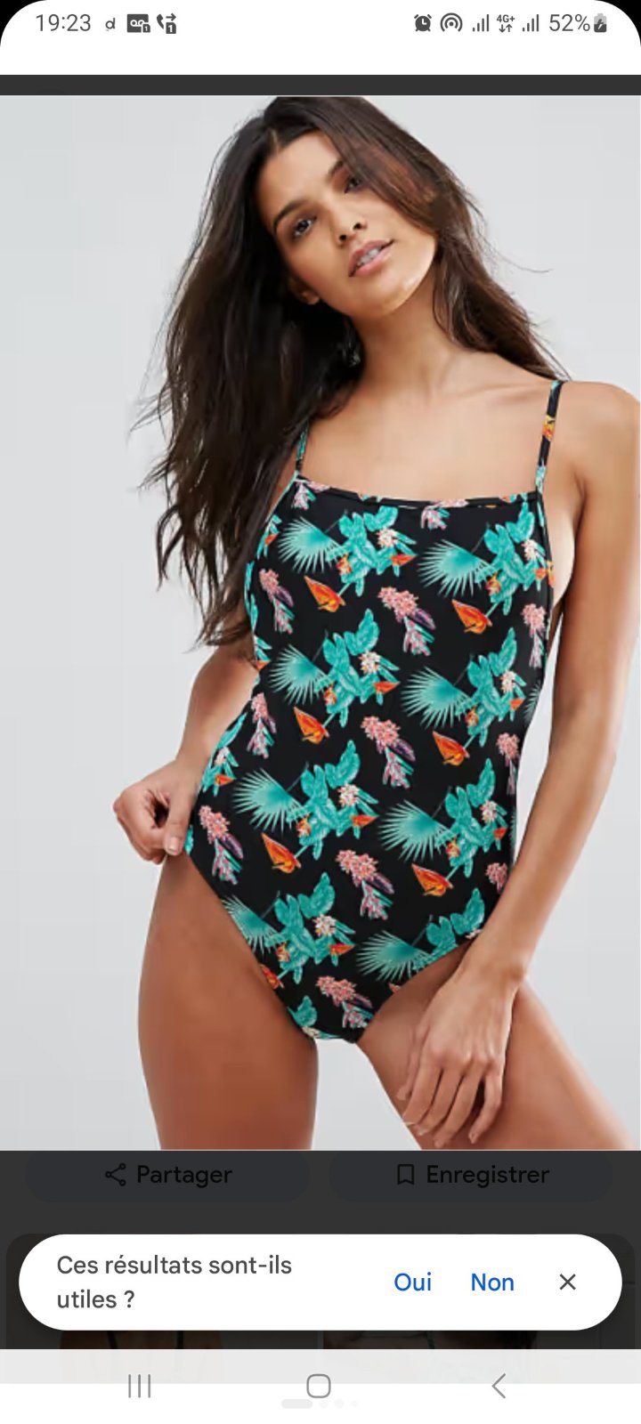 Maillot de bain une pièce arbore un motif tropical floral coloré sur un fond noir, caractéristique des designs de la marque South Beach. 