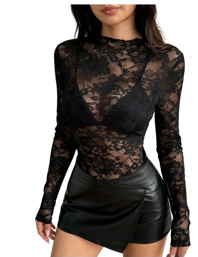 Un t-shirt en dentelle transparente élastiqué ylbess hata akthar