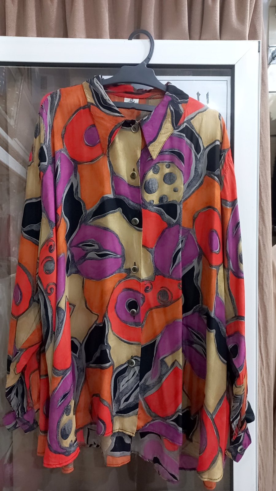 Un chemisier femme avec un motif abstrait coloré fiha défaut sghir ystsal7 facilement si nn kif tetsakar maybanech jimla 