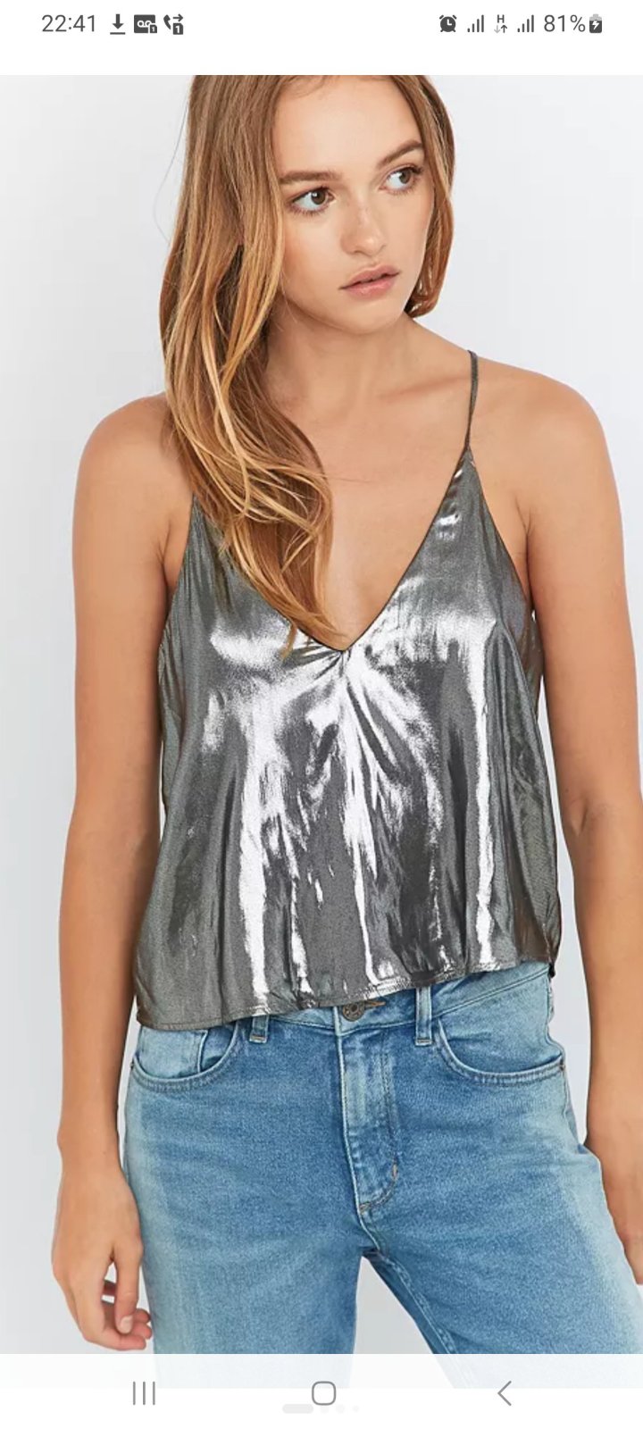 Haut H&M est un débardeur caraco argenté métallisé doté de fines bretelles spaghetti et d'une finition chatoyante