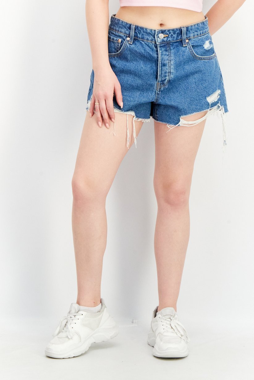 Shorts en denim Abercrombie & Fitch présentent une taille haute et un ourlet effiloché avec des détails déchirés