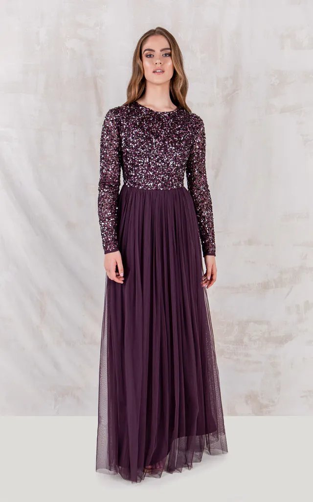  robe de soirée violette et argentée présente un haut à paillettes scintillantes et une longue jupe en satin lisse