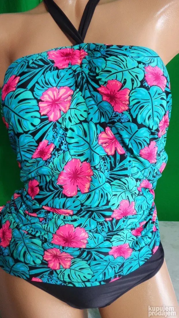 Maillot à imprimé floral rose et vert de chez M&S Mode présente des liens latéraux ajustables pour une coupe personnalisée.