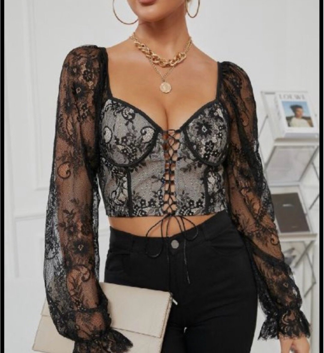 Un haut corset ou bustier en dentelle noire et beige 