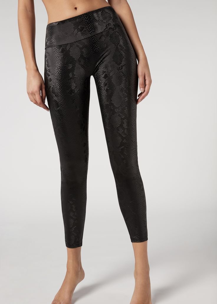 Un legging en similicuir effet peau de serpent noir. 