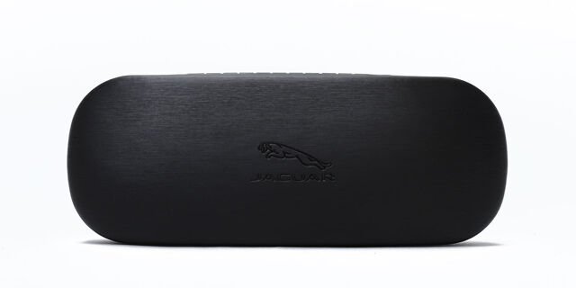 Un étui à lunettes rigide de marque Jaguar,