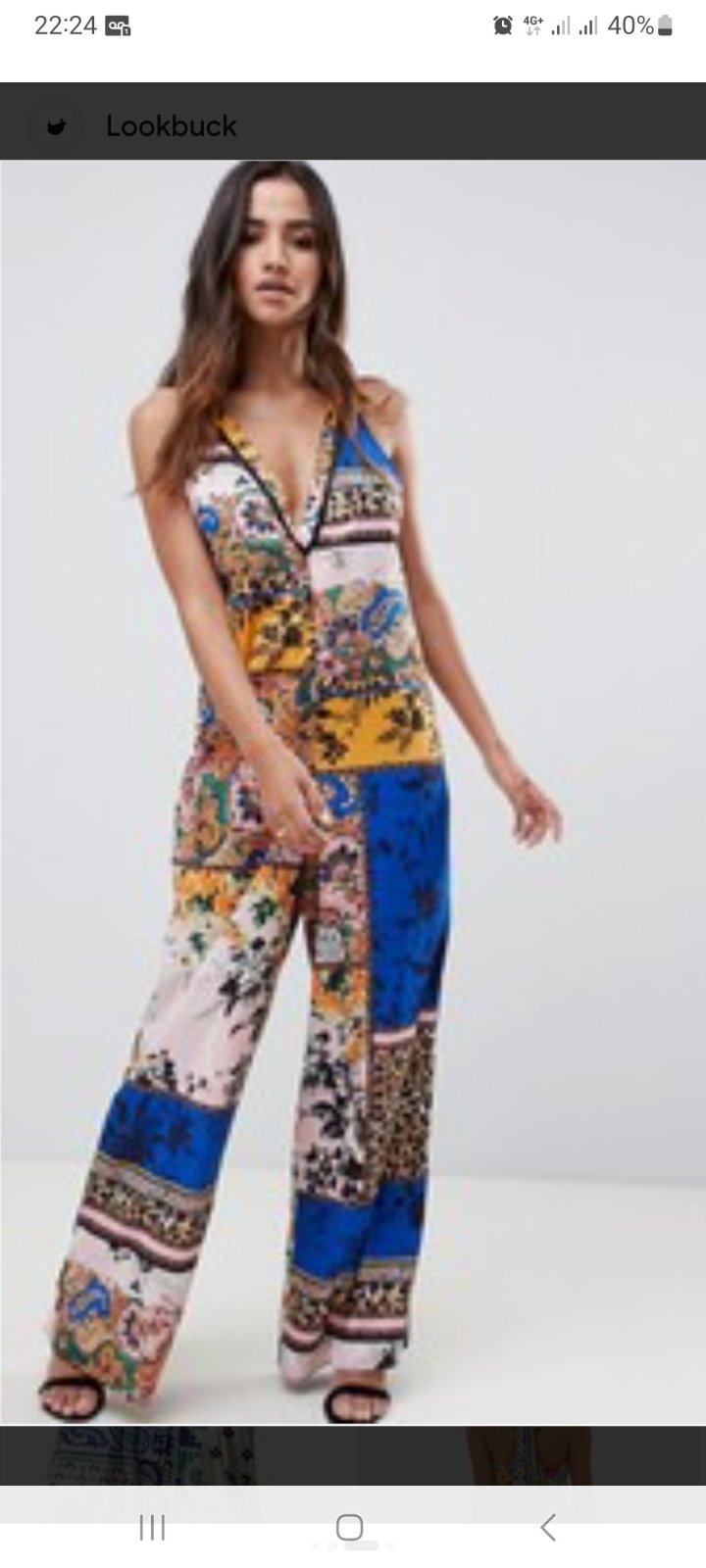 Combinaison de la marque asos présentant un motif patchwork multicolore, est idéale pour un look estival audacieux
