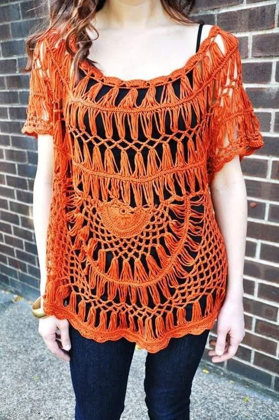 Une tunique en crochet de style italien Lagenlook, conçue avec une silhouette ample pour un look décontracté. 