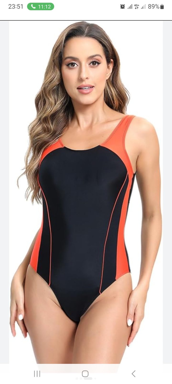 Maillot de bain une pièce sportif est de couleur noire avec des panneaux latéraux orange vif