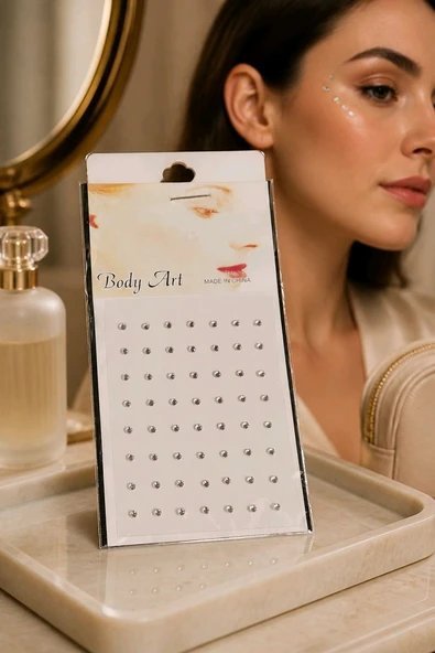Une planche de strass autocollants argentés pour le visage et le corps, commercialisée sous la marque générique « Body Art