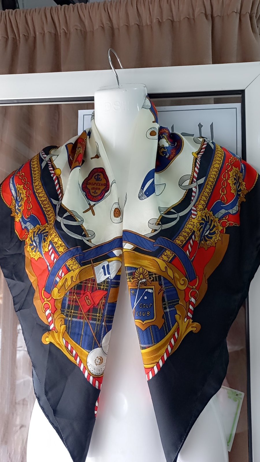 Un foulard en soie de style carré, probablement une création vintage de la maison Hermès, arborant des motifs thématiques liés au golf.
