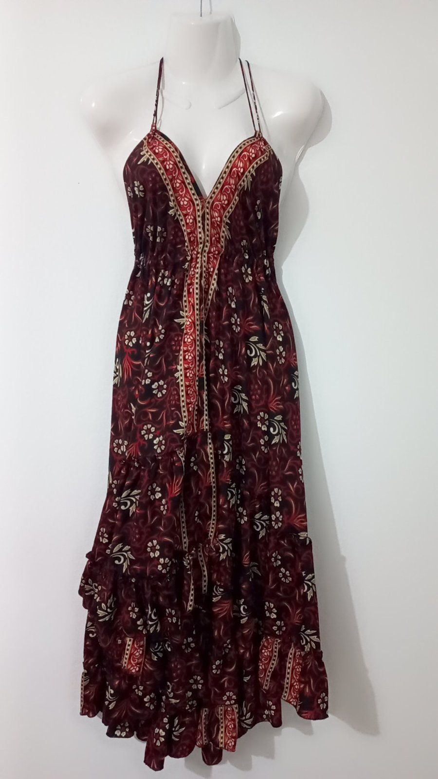 Robe longue de style bohème est ornée d'un motif floral complexe dans des tons bordeaux et noirs tlbess mkn 38 hata 42