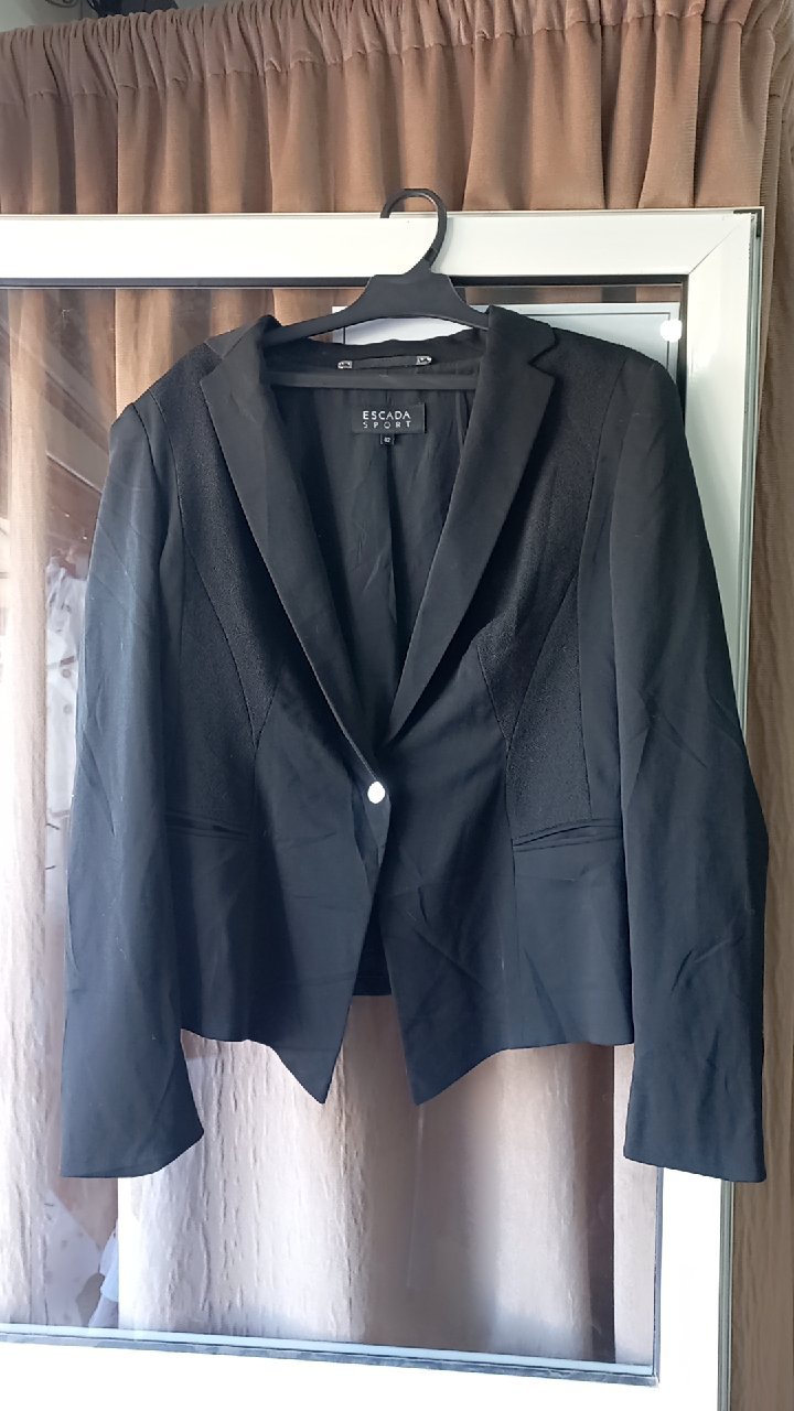  Sur le site officiel d'Escada, les blazers neufs de la ligne principale ou de collections récentes sont des articles de luxe dont les prix dépassent souvent les 2 000 €. 