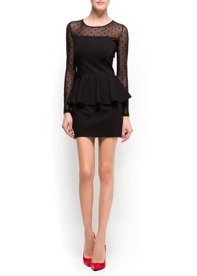 Robe noire en maille fine avec un volant péplum et des manches longues.