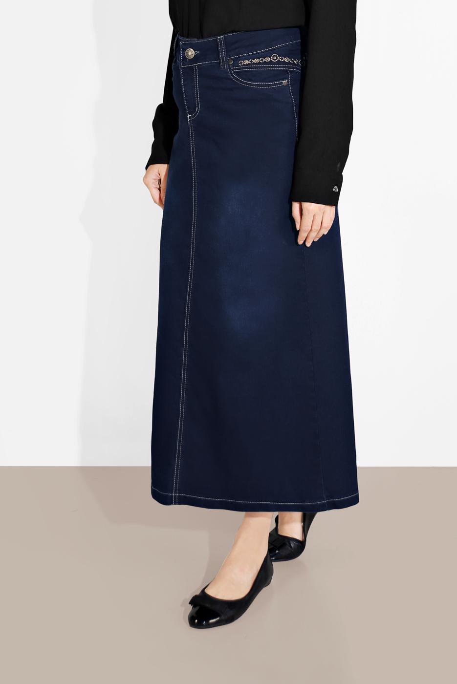 Jupe en jean longue pour fille présente un design classique avec des surpiqûres apparentes et des détails argentés sur les poches.   