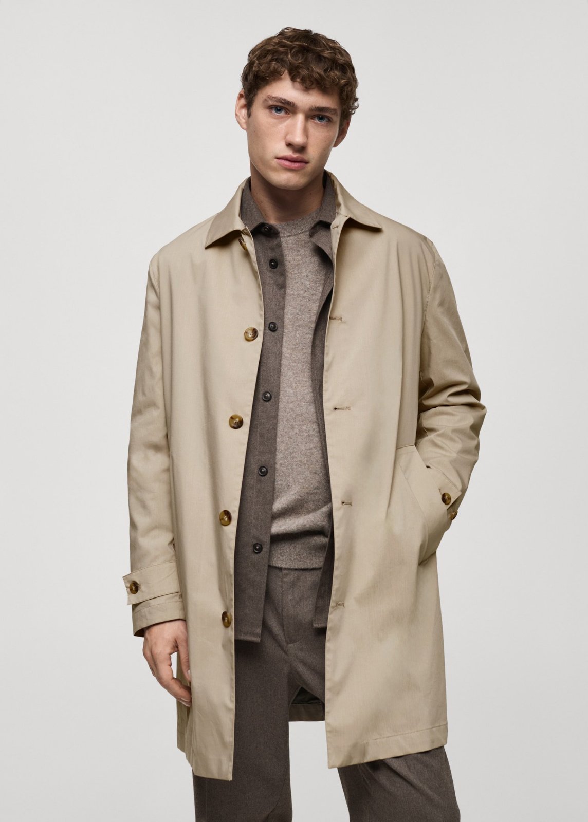 Trench-coat de la marque Werther, reconnaissable à son style classique et sa doublure à carreaux, souvent comparé aux modèles emblématiques de Burberry en raison de sa matière et de sa coupe. 