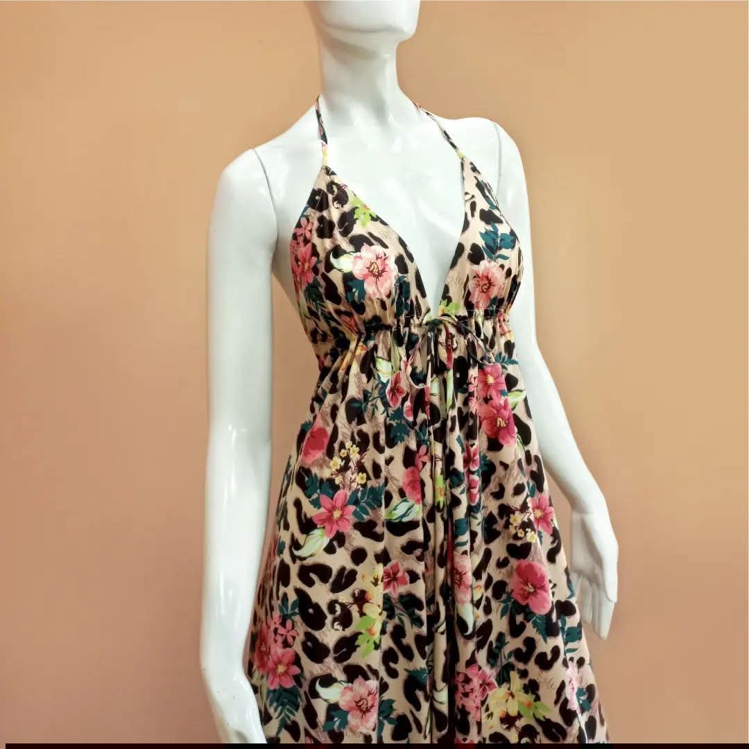  robe légère à fines bretelles et col en V présente un motif floral sur un fond imprimé léopard.