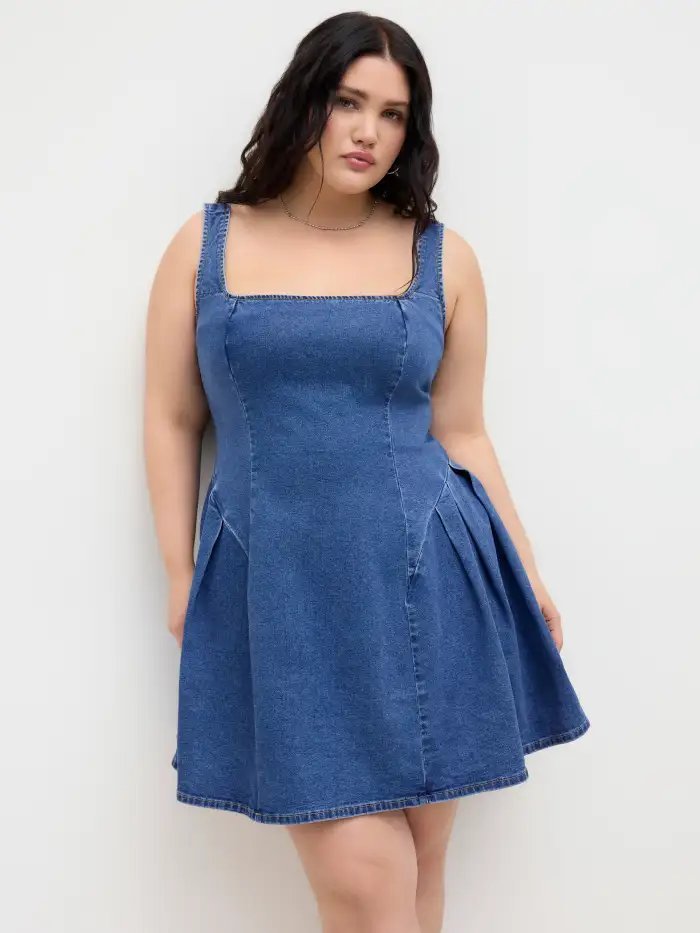  robe shein  en jean bleu foncé, qui ressemble à un modèle Cupshe à col carré, est structurée avec des coutures apparentes et des détails froncés sur les côtés.
