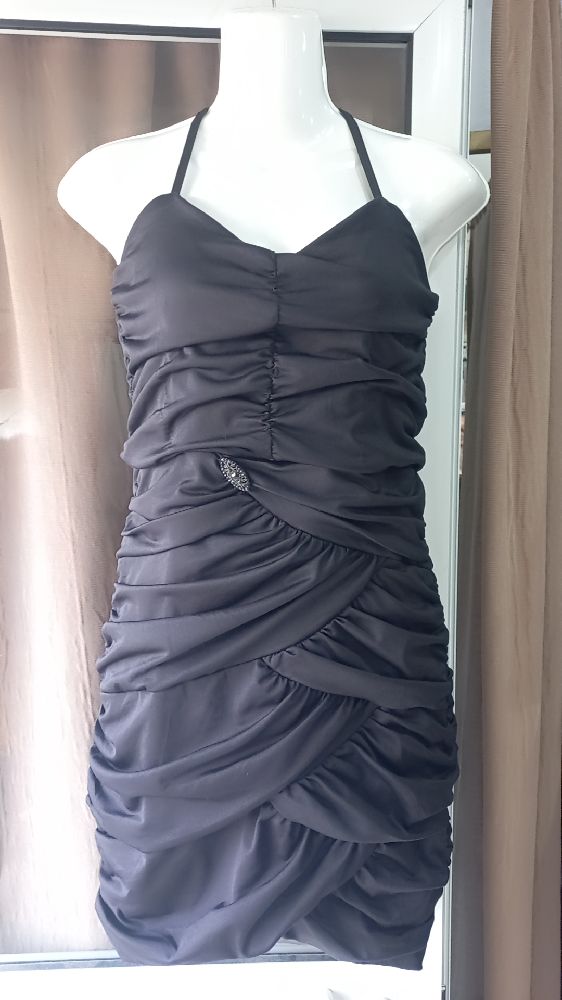 Robe courte avec broche 