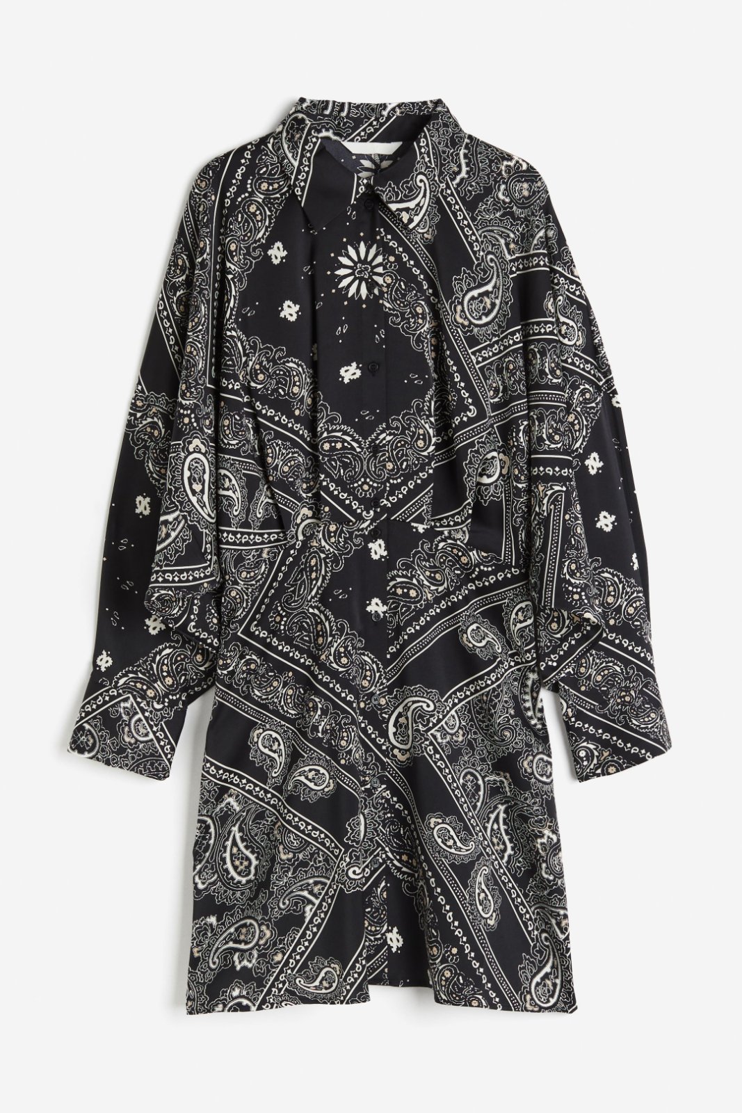 chemise fluide en satin noir avec un motif bandana/cachemire blanc est probablement de la marque H&M. 