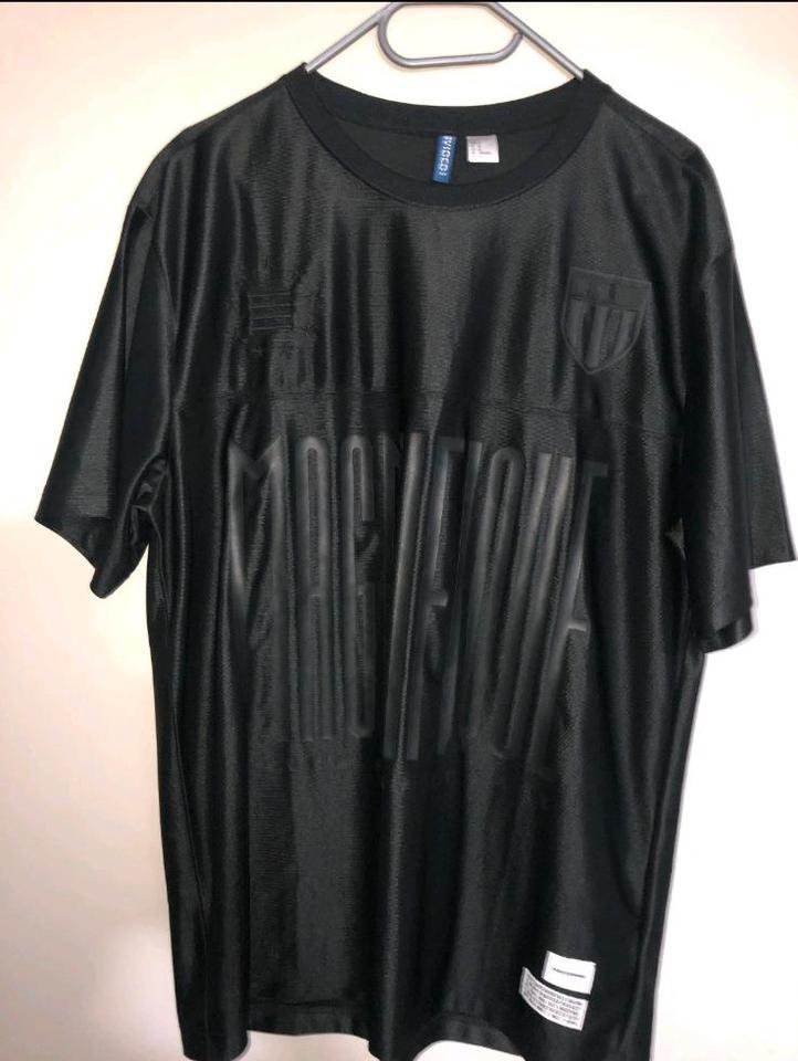 T-shirt est un modèle de sport de style streetwear de la marque H&M Divided