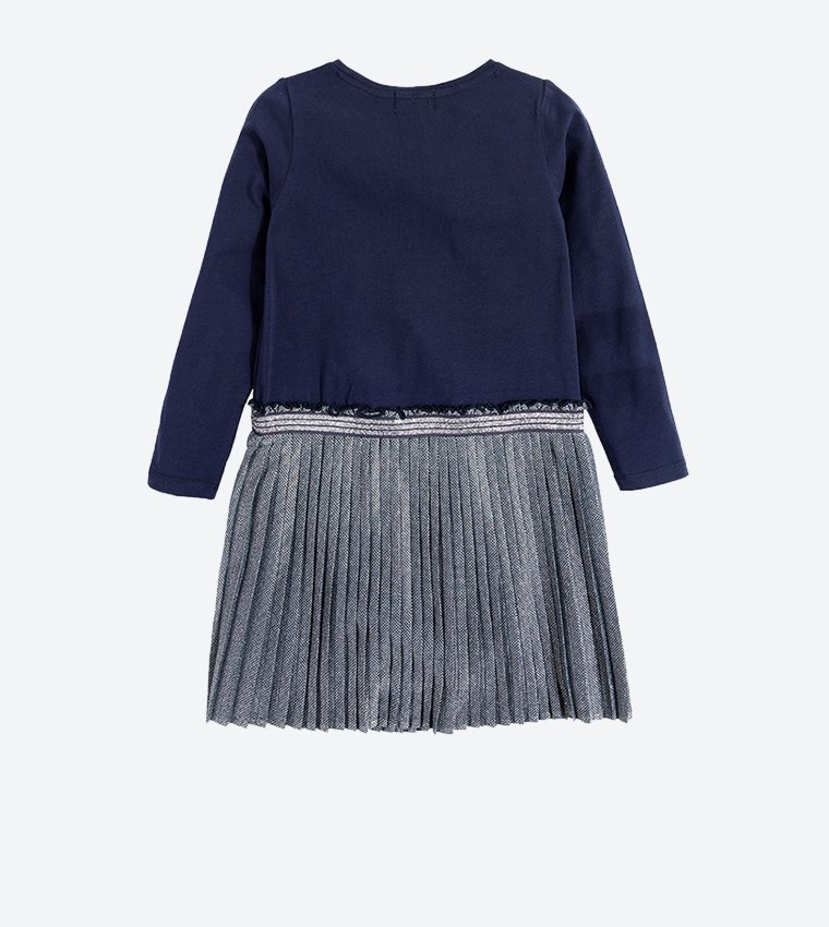 Robe bi-matière pour enfant, avec un haut bleu marine à manches longues et une jupe plissée grise texturée. 