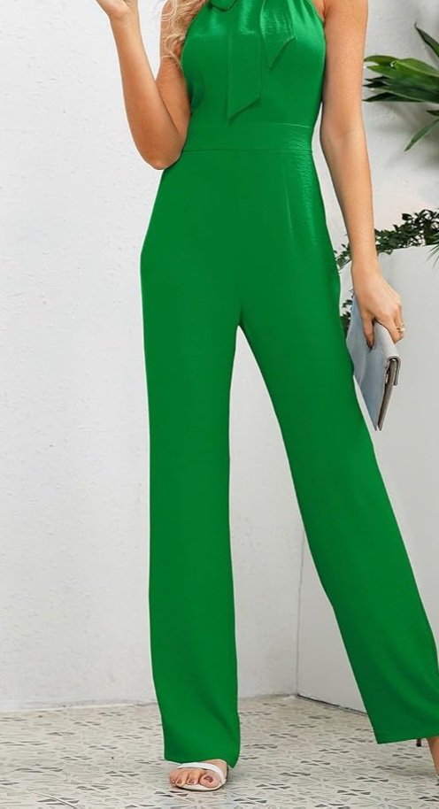 Combinaison pantalon sans manches de couleur vert vif se distingue par son empiècement en résille transparente (mesh) au niveau du haut du dos et ses fines bretelles intégrées.