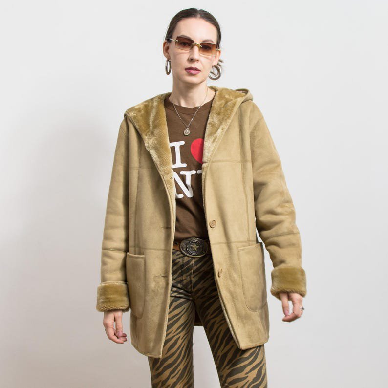 Un manteau en daim avec doublure en fausse fourrure et capuche amovible ylabess unisexe 