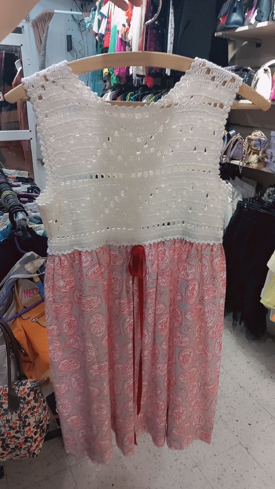 Robe fillette 6 ans jamais habillé importé 