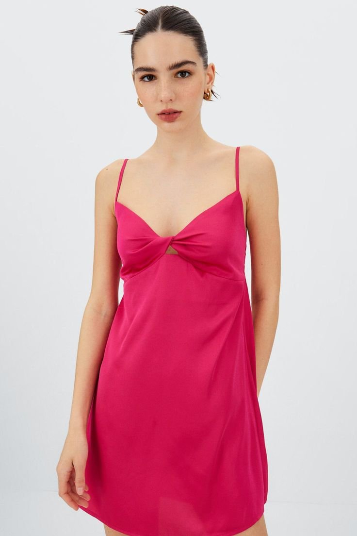 Robe en satin rose avec un détail noué sur le devant