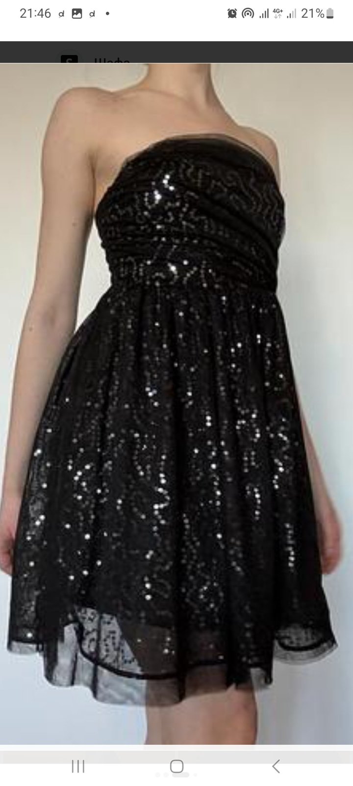 Robe bustier noire en tulle par Zara est ornée de paillettes scintillantes et présente un corsage ruché