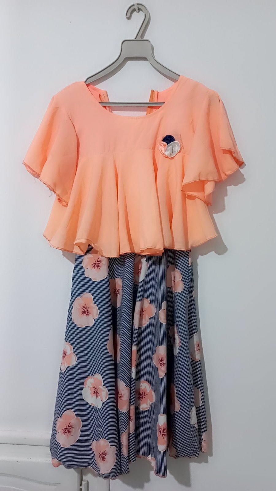  pour fille se compose d'un haut pêche à volants et d'une jupe rayée à motifs floraux7/8 mafihech salsla w fiha quelque tache yetn7aw bil gsil 