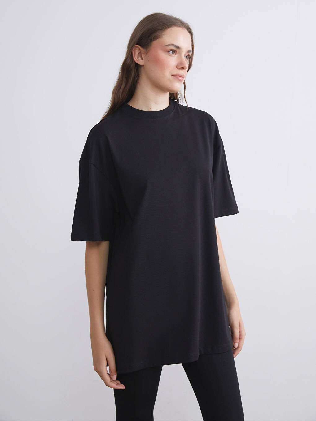 Une robe t-shirt noire oversize de la marque Amisu
