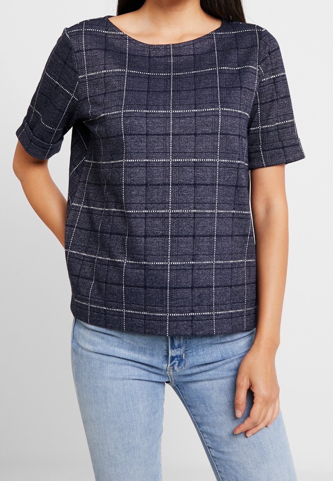 Un T-shirt de la marque Opus, arborant un motif à carreaux bleus. 
