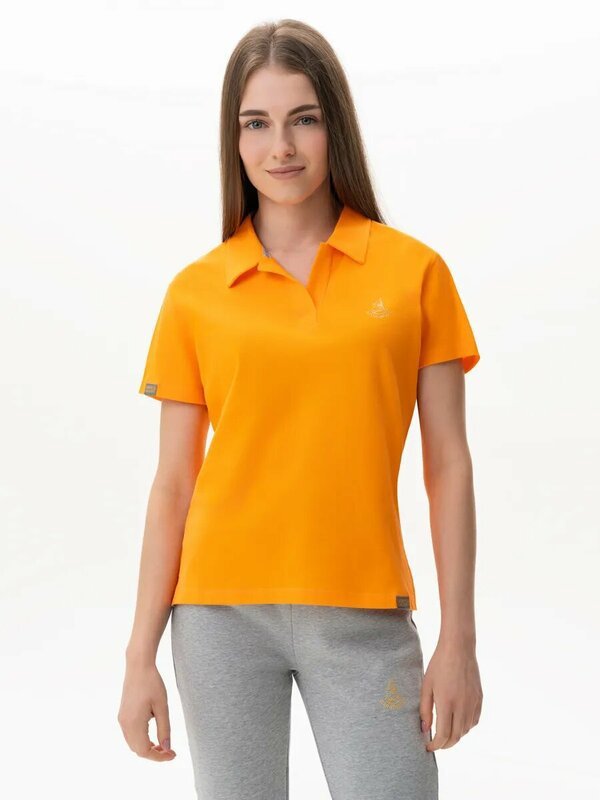 Un polo orange à manches courtes doté d'un col classique et d'une patte de boutonnage sur le devant.    