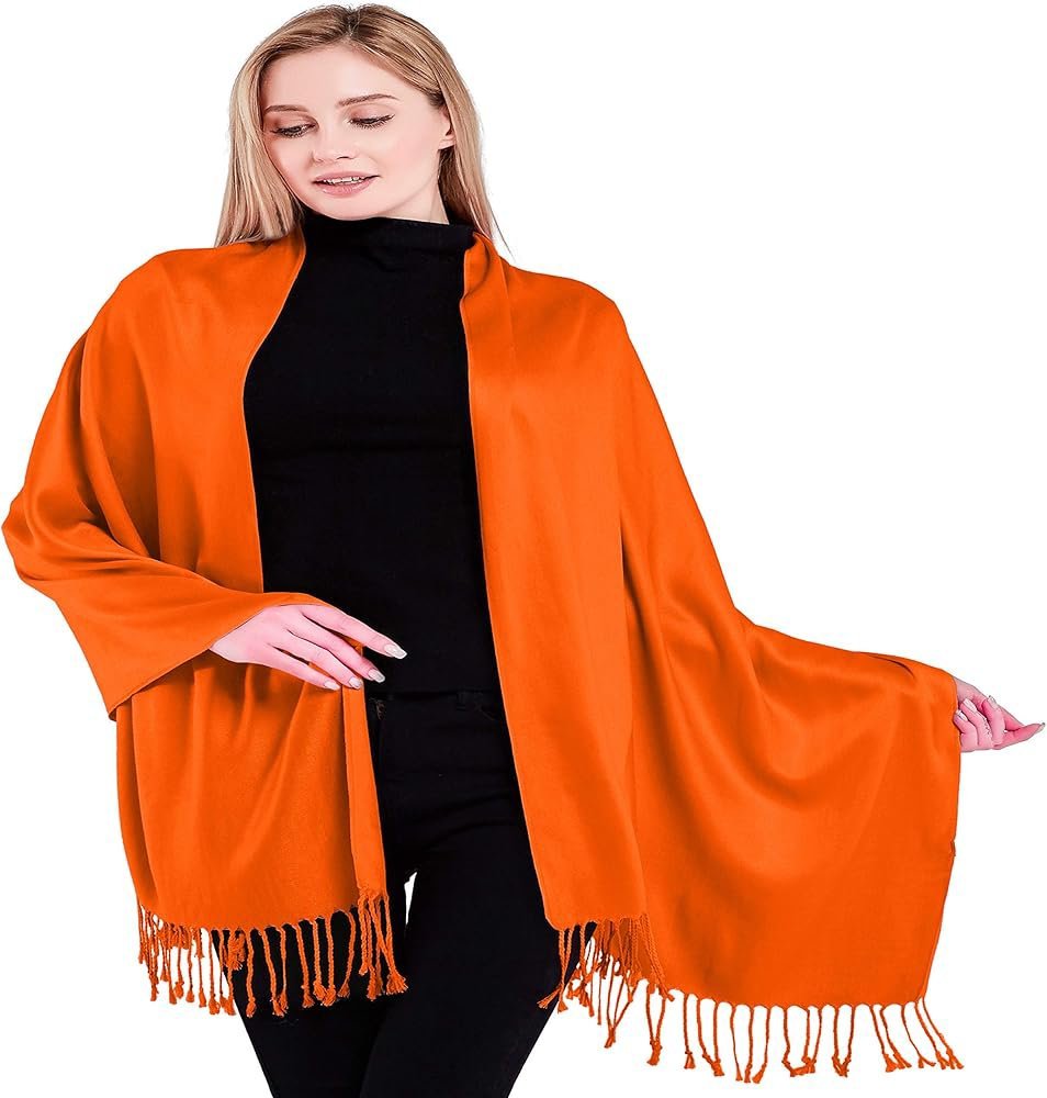 Un châle en cachemire de couleur orange avec des franges. 