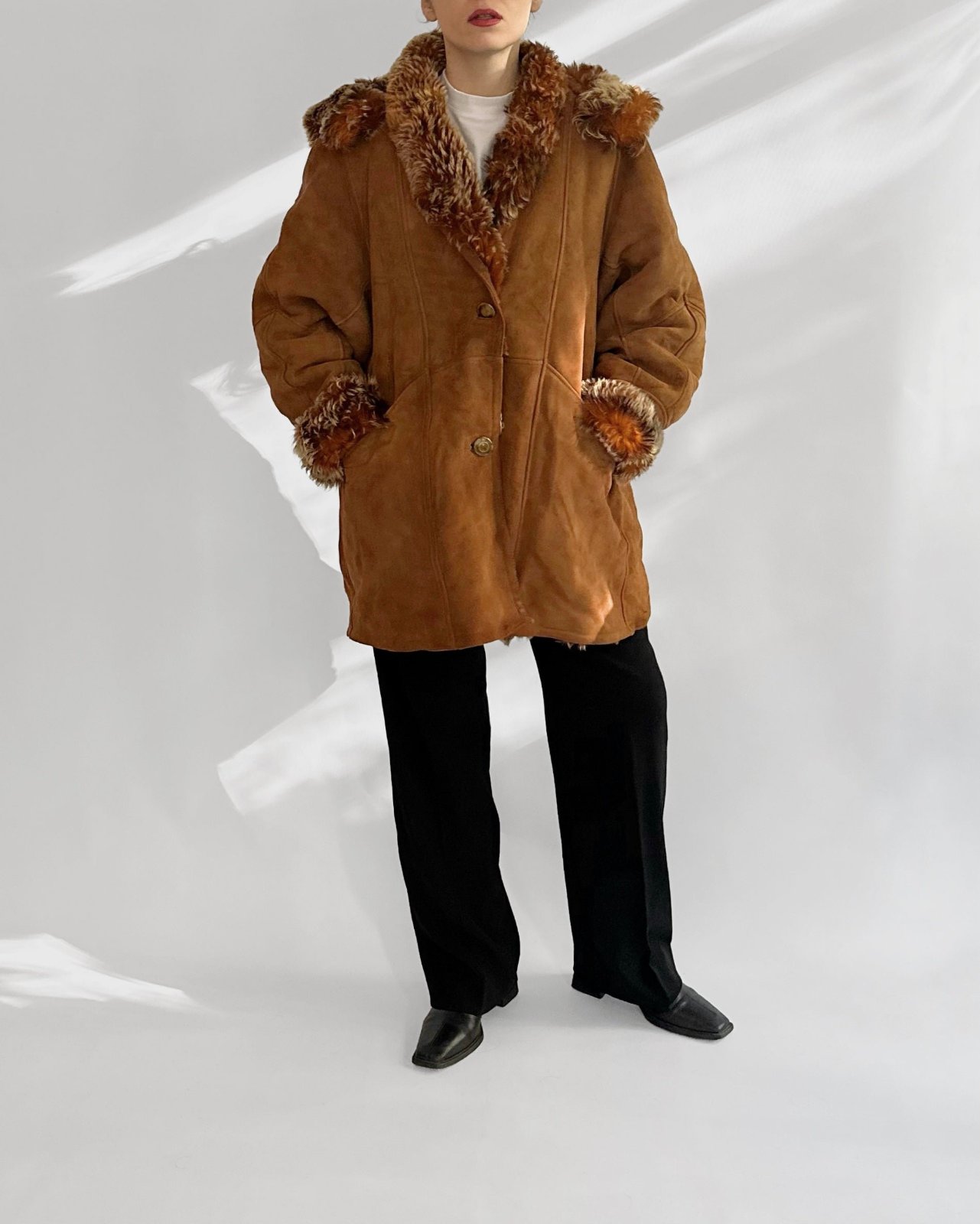 Manteau de style duffle-coat en suédine marron avec une doublure et une capuche en fausse fourrure 