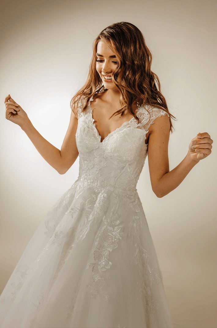  robe de mariée Pronuptia modèle Elga est une magnifique création en tulle et dentelle ivoire ornée de sequins et de perles.