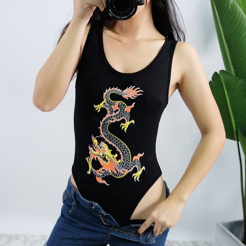 Maillot de bain une pièce noir présente un grand motif dragon coloré sur le devant et un col en V profond.