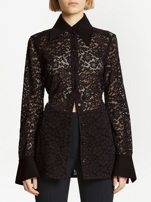 Blouse pour femme se caractérise par un tissu en dentelle transparente, un col classique et une fermeture à boutons. 