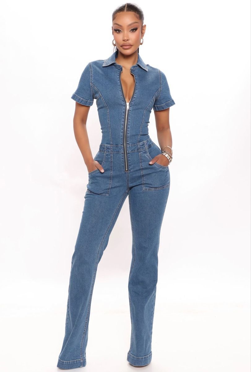 Combinaison élastiqué en jean à manches courtes avec une fermeture éclair frontale et des poches plaquées avec un pantalon large 